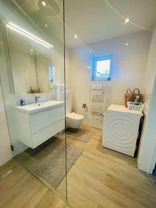 Prachtig Guesthouse Met Gratis Parkeren Maasmechelen Ngoại thất bức ảnh
