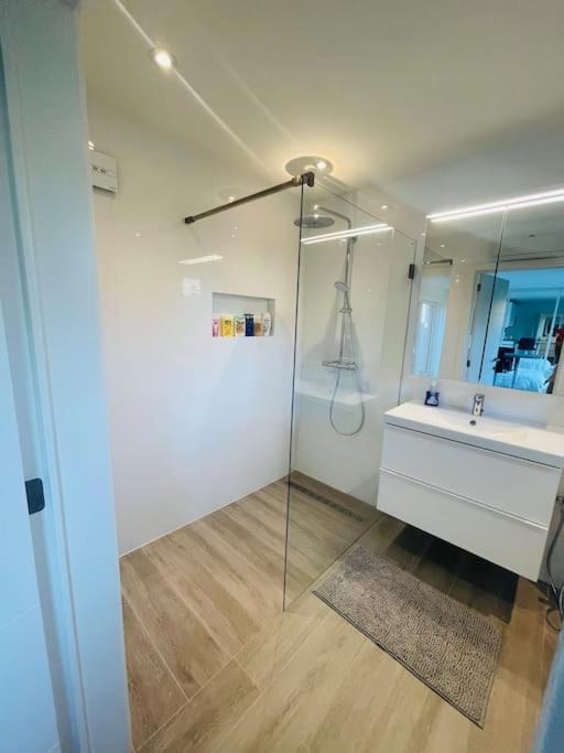 Prachtig Guesthouse Met Gratis Parkeren Maasmechelen Ngoại thất bức ảnh